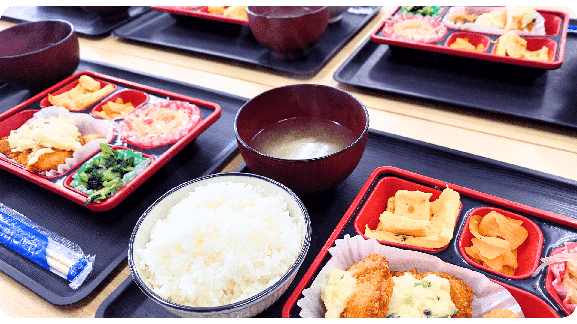 無料送迎で昼食付き!
交通費も食費もゼロで安心!